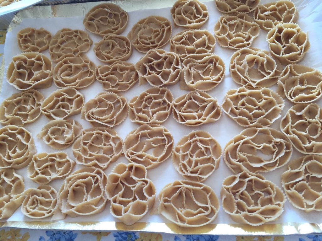 Dolci Natalizi Pugliesi Cartellate.Prepariamo Le Cartellate Dolci Natalizi Della Tradizione Pugliese Cucina Consapevole Macrobiotica E Salute